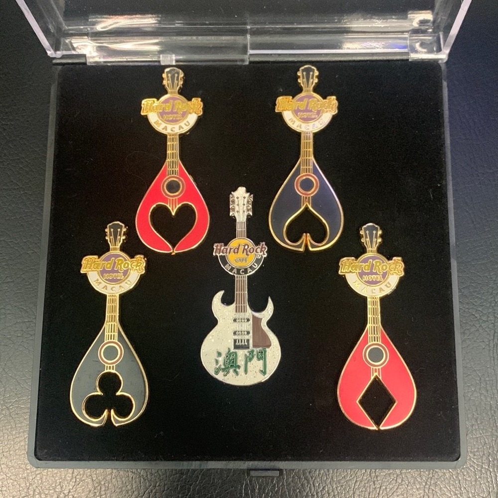 MACAU HOTEL CUT OUT CARD SUIT SHAPE BLACK/ RED VOX GUITAR Hard Rock Cafe Pin Set